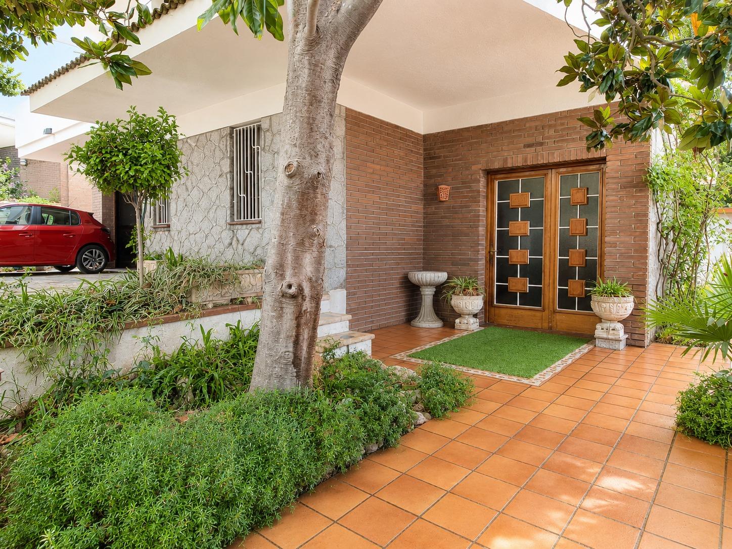 Photo 12 of 6-BEDROOM HOUSE, 4 TERRACES. GARDEN, POOL AND BARBECUE IN CAN FALGUERA, PALAU SOLITÀ I PLEGAMANS.