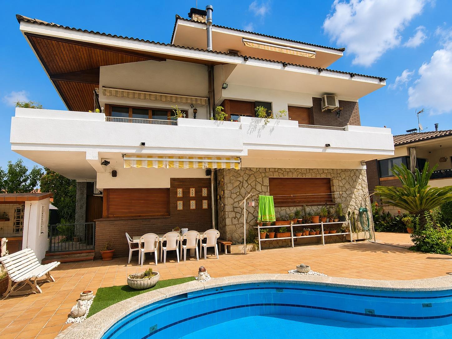 Photo 2 of 6-BEDROOM HOUSE, 4 TERRACES. GARDEN, POOL AND BARBECUE IN CAN FALGUERA, PALAU SOLITÀ I PLEGAMANS.