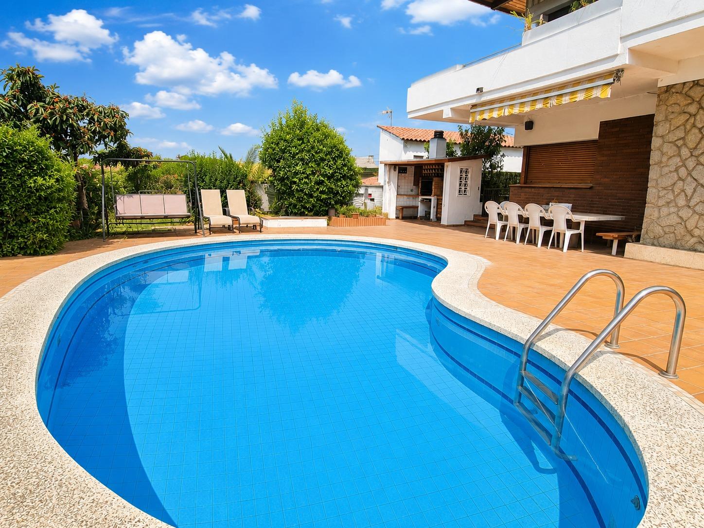 Photo 3 of 6-BEDROOM HOUSE, 4 TERRACES. GARDEN, POOL AND BARBECUE IN CAN FALGUERA, PALAU SOLITÀ I PLEGAMANS.