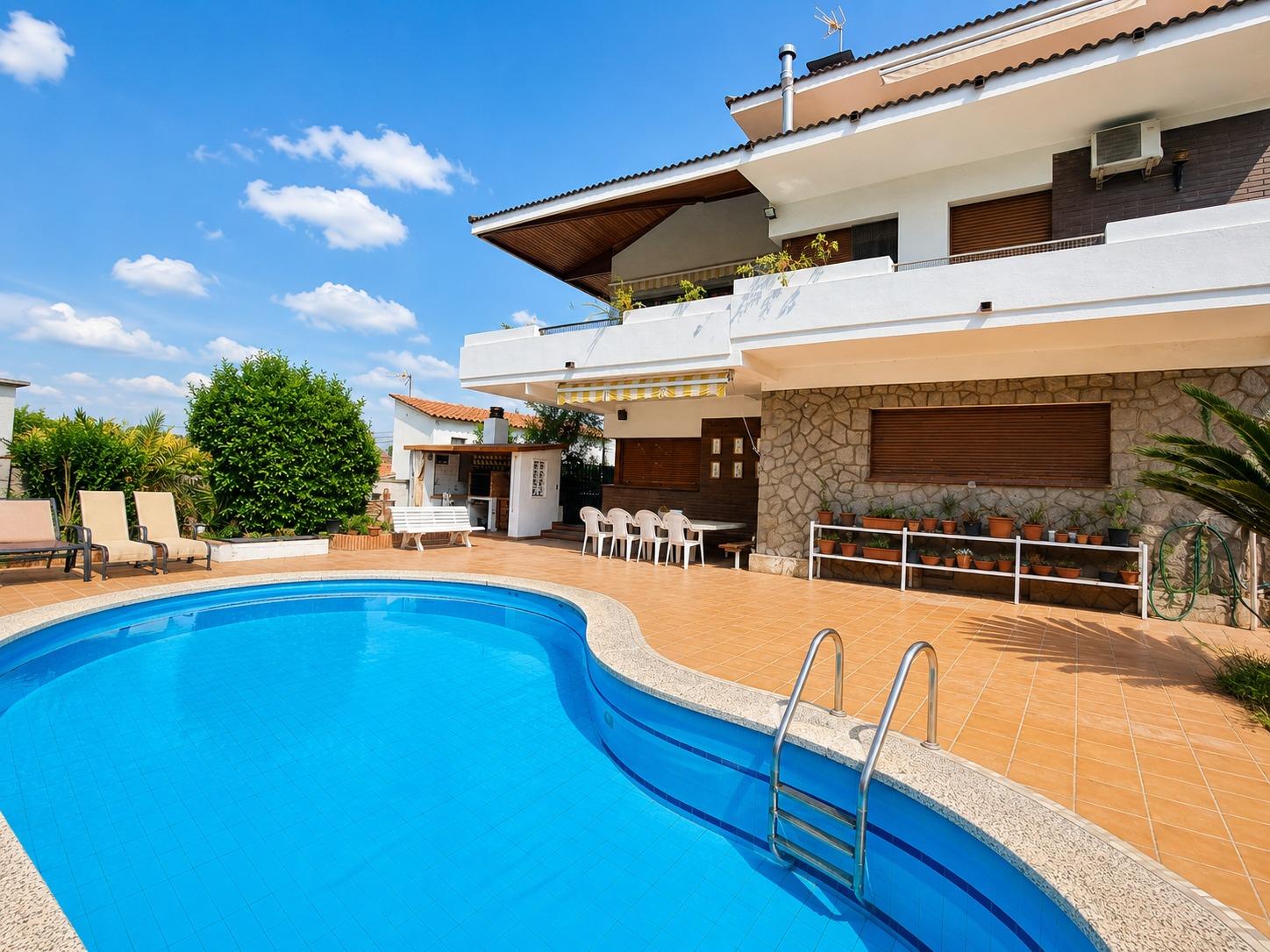Photo 4 of 6-BEDROOM HOUSE, 4 TERRACES. GARDEN, POOL AND BARBECUE IN CAN FALGUERA, PALAU SOLITÀ I PLEGAMANS.