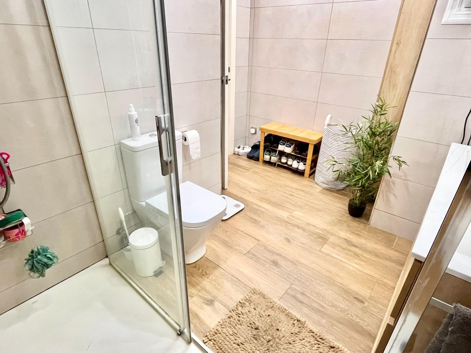 Foto 13 de Amplio y Moderno Piso Reformado en el Corazón de Sabadell por €305,000