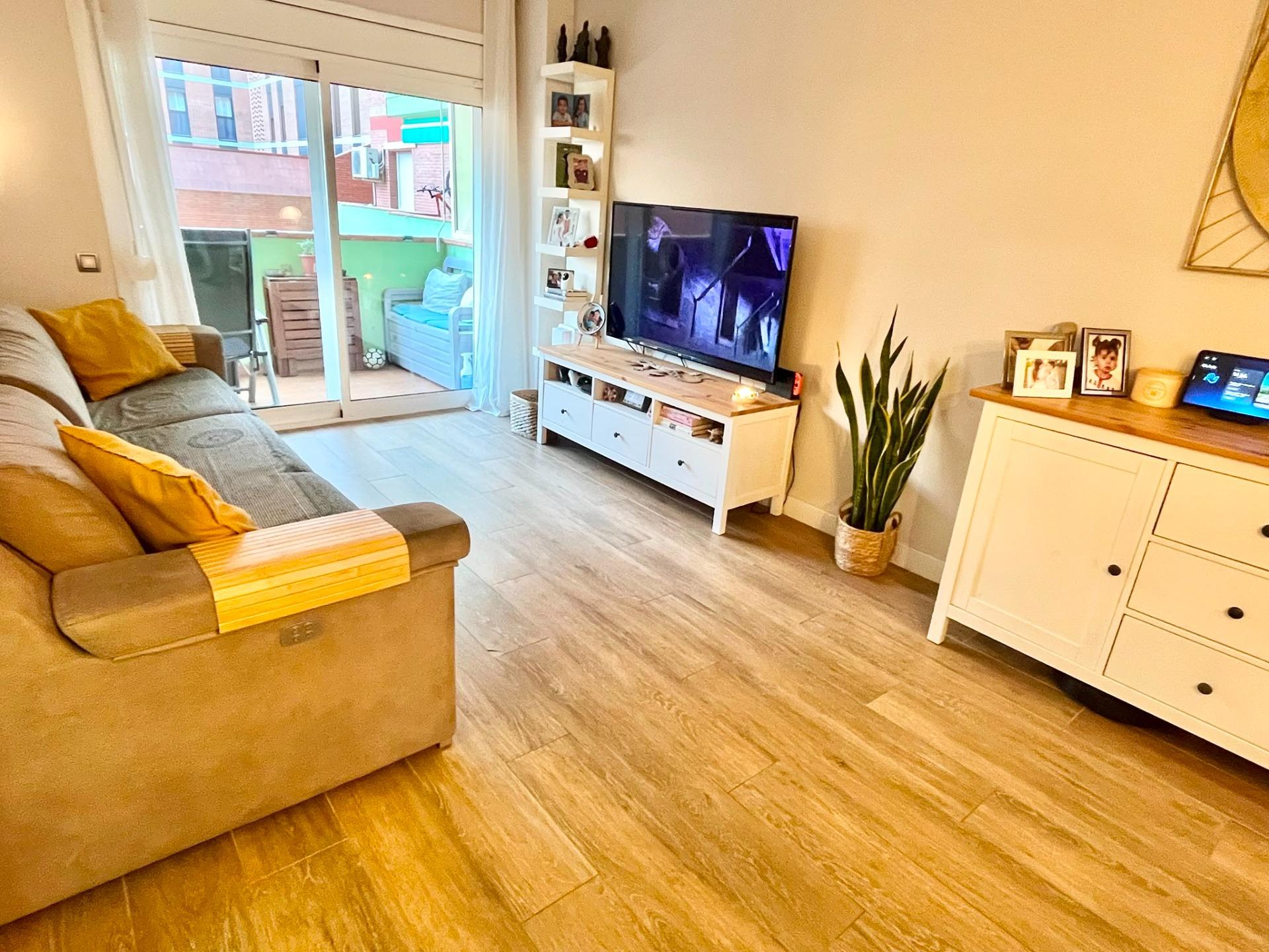 Foto 3 de Amplio y Moderno Piso Reformado en el Corazón de Sabadell por €305,000