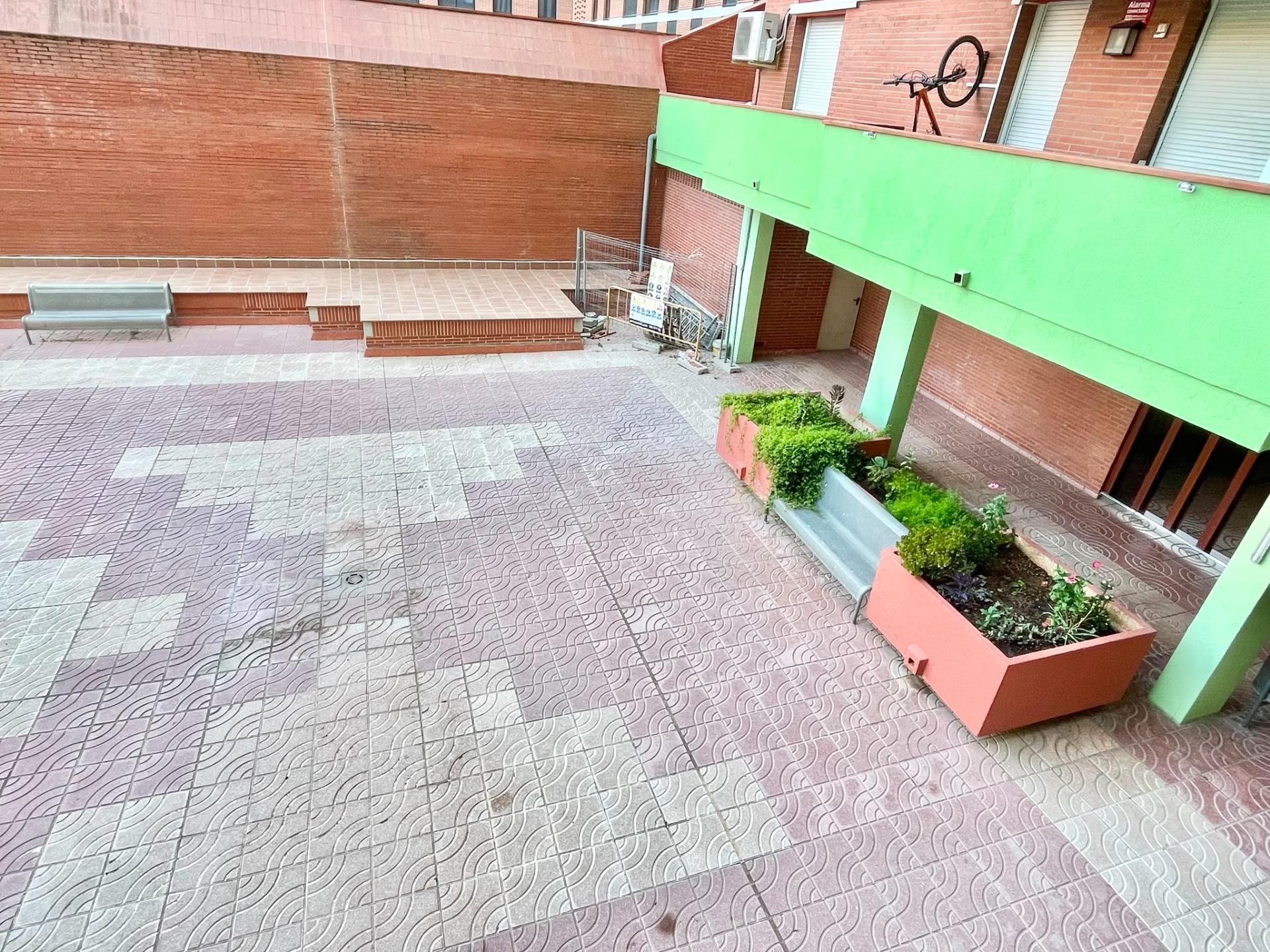 Foto 30 de Amplio y Moderno Piso Reformado en el Corazón de Sabadell por €305,000