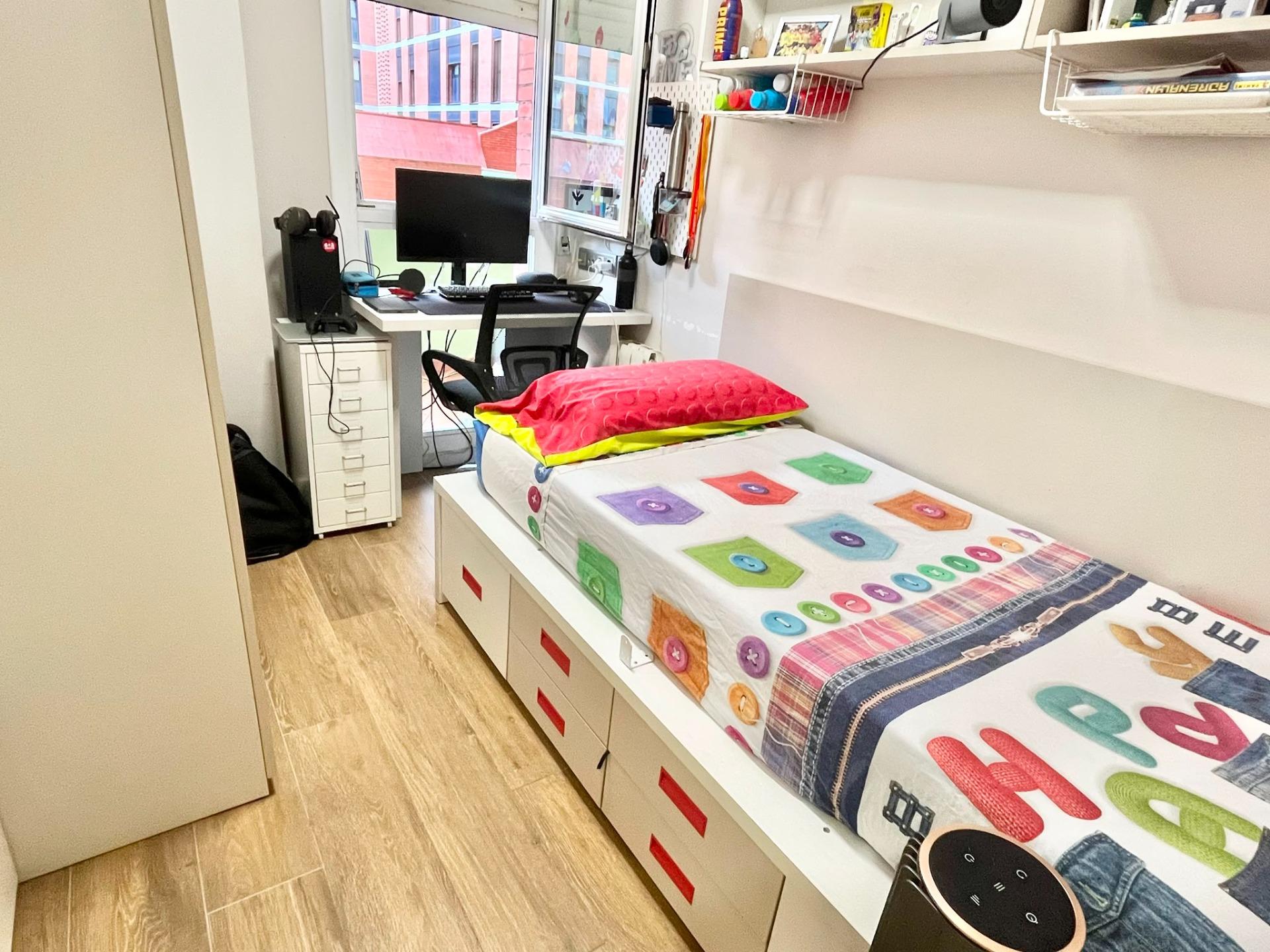 Foto 40 de Amplio y Moderno Piso Reformado en el Corazón de Sabadell por €305,000