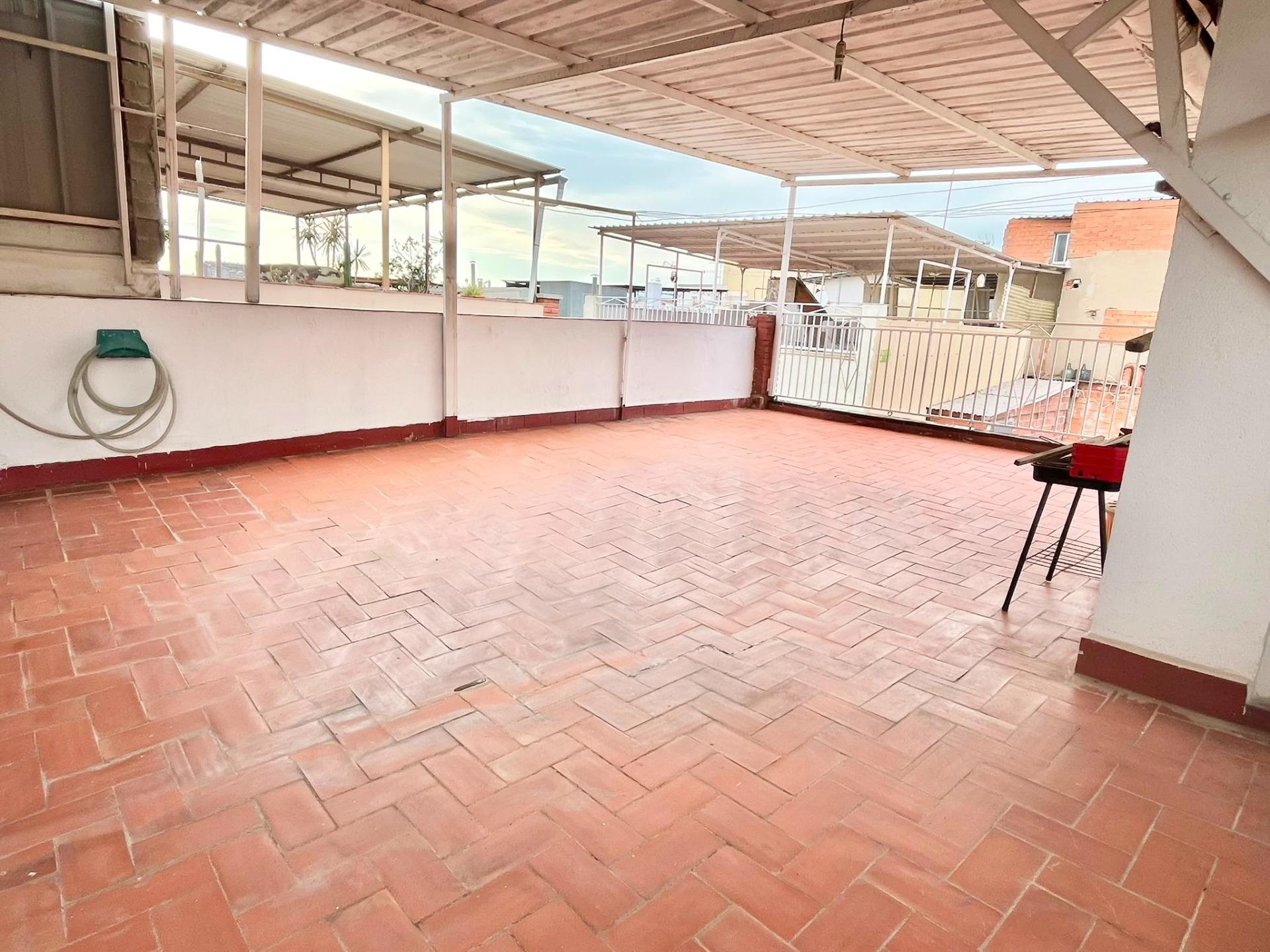 Foto 2 de Encantador Adosado en Sabadell - ¡Tu nuevo hogar te espera por €232,000!