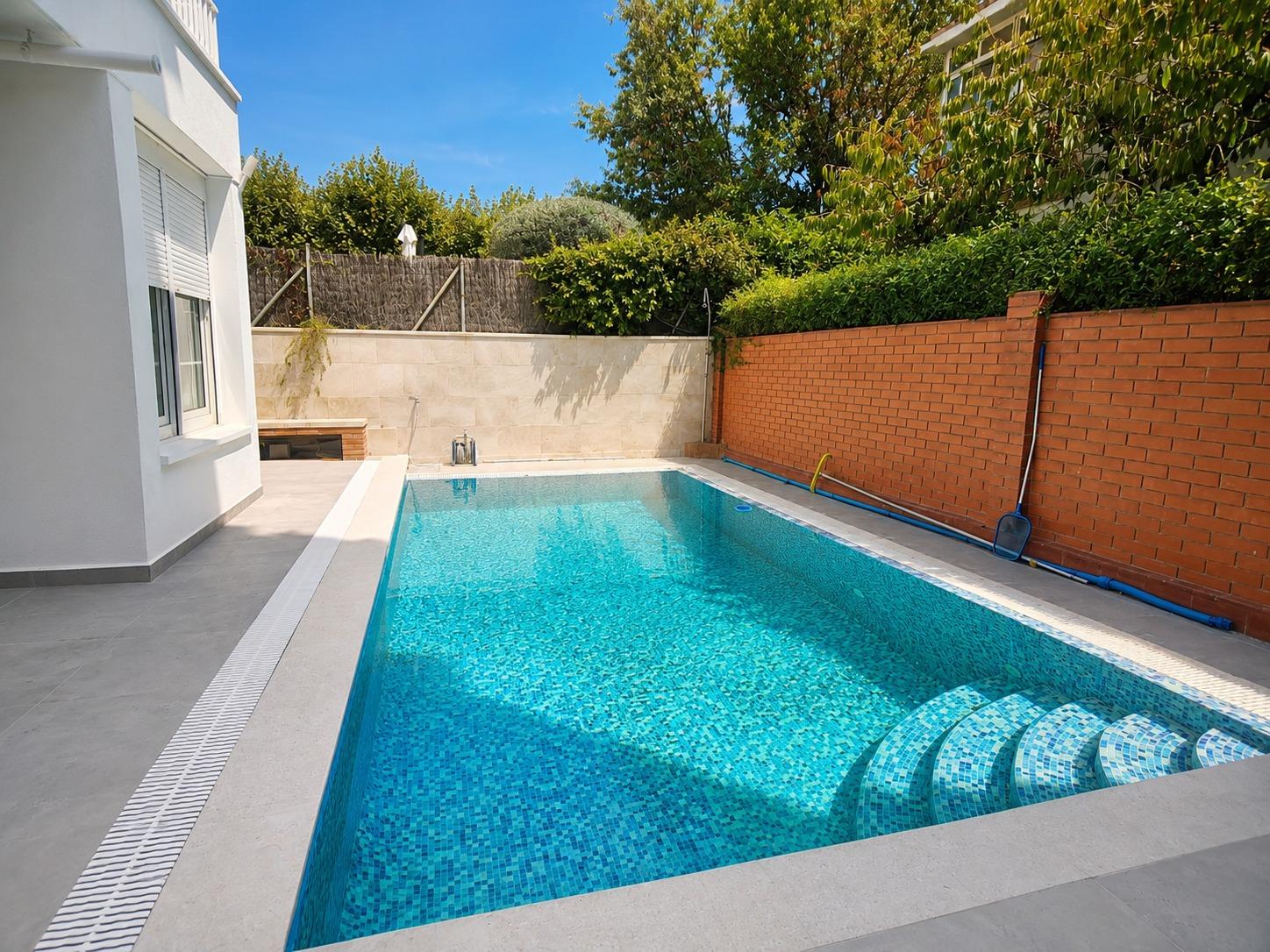 Foto 2 de Casa independiente de 4 dormitorios y piscina privada en Mirasol.