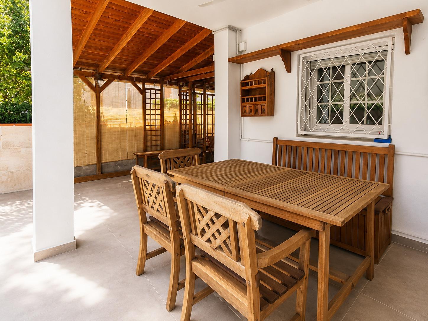 Foto 3 de Casa independiente de 4 dormitorios y piscina privada en Mirasol.