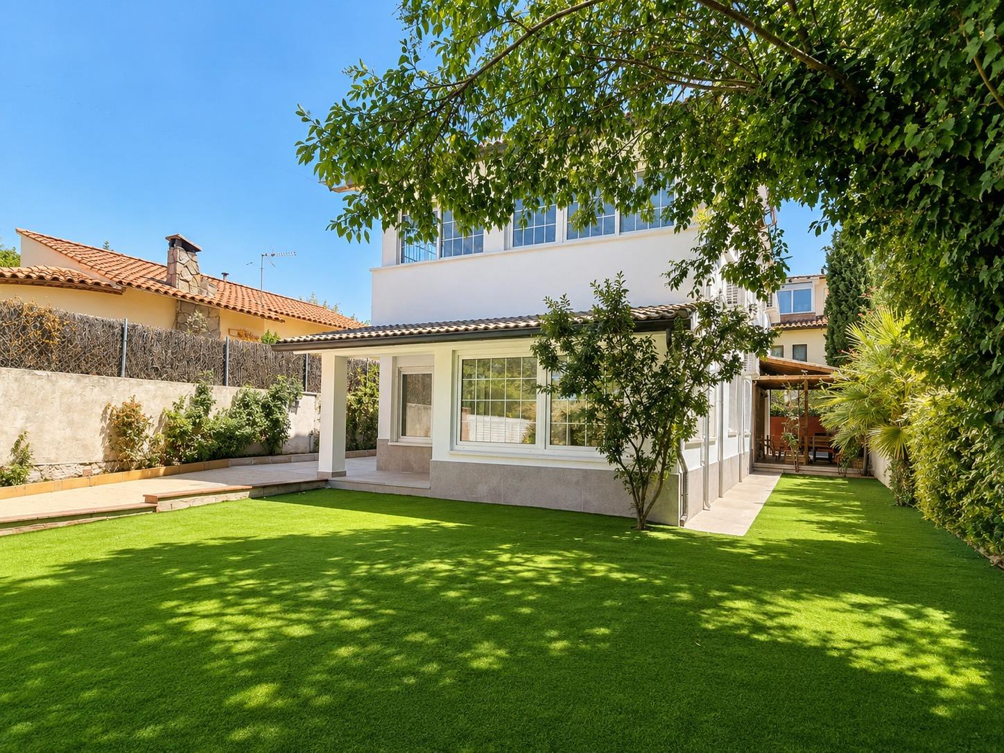 Foto 5 de Casa independiente de 4 dormitorios y piscina privada en Mirasol.