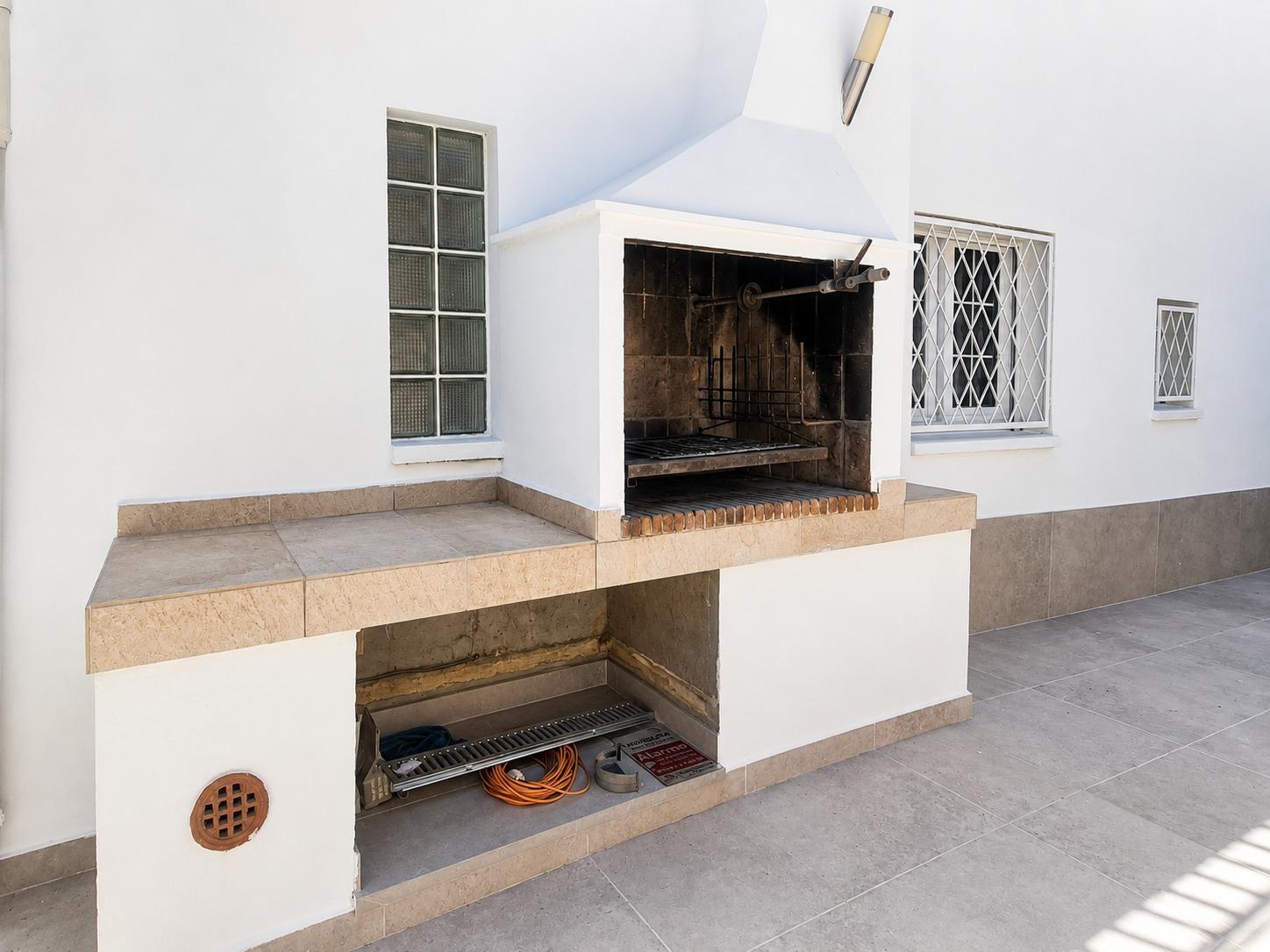 Foto 9 de Casa independiente de 4 dormitorios y piscina privada en Mirasol.